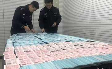 北京鐵警搗毀一制假窩點查獲假火車票2600余張(轉自中國新聞網(wǎng)) 北京鐵路警方8日通報稱,一個隱藏在出租房內(nèi)制作假火車票的窩點日前被警方端掉,當場繳獲假火車票2600余張。 中新網(wǎng)北京12月8日電 (王海蛟)北京鐵路警方8日通報稱,一個隱藏在出租房內(nèi)制作假火車票的窩點日前被警方端掉,當場繳獲假火車票2600余張。犯罪嫌疑人唐某已被北京鐵路警方刑事拘留。 據(jù)了解,為切實維護廣大旅客合法權益,嚴厲打擊涉票違法犯罪活動,確保2020年春運鐵路治安秩序良好,公安部鐵路公安局從2019年12月1日起,在全國鐵路公安機關啟動為期80天的打擊倒票“獵鷹-2020”戰(zhàn)役。 據(jù)北京鐵路公安處治安支隊相關負責人介紹,通過近一周的摸排調(diào)查工作,12月5日18時許,治安支隊在北京市豐臺區(qū)一平房內(nèi)查獲一處制作假火車票窩點,當場抓獲嫌疑人唐某。據(jù)唐某交代,他是通過在互聯(lián)網(wǎng)某網(wǎng)站發(fā)布消息進行招攬,然后再根據(jù)客戶要求制作販賣用于報銷的假火車票,每張收費25元至35元不等。隨后,民警又在出租房內(nèi)查獲制假工具,以及制作的半成品假火車票2500余張、已經(jīng)制作完成的假火車票130張。目前,該嫌疑人因涉嫌偽造有價票證罪,已被北京鐵路警方刑事拘留。 據(jù)悉,在“獵鷹-2020”戰(zhàn)役中,北京鐵路警方抽調(diào)專門警力組建“獵鷹小分隊”,部署警力加大利用互聯(lián)網(wǎng)進行倒賣火車票、以及利用他人身份信息囤積車票等不法行為,全方位擠壓涉票違法犯罪活動空間。(完)